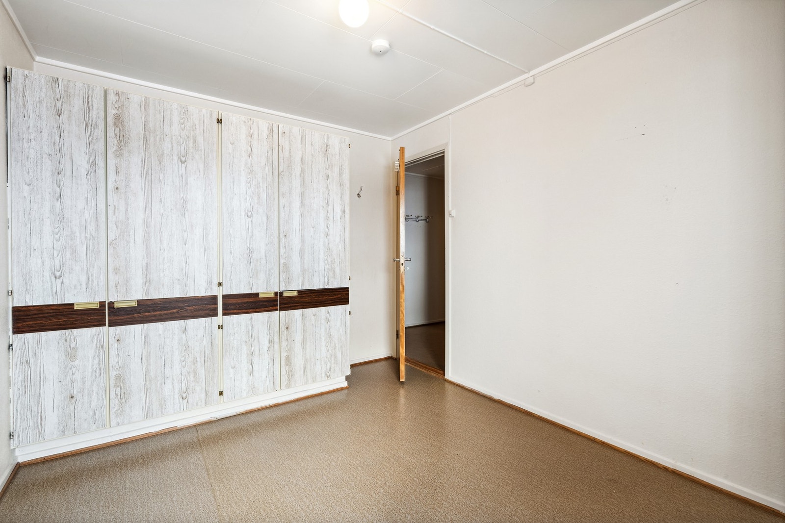 Stort soverom med god lagringsplass i skap. Galleribilde