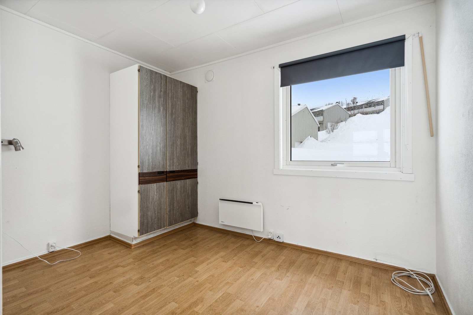 Soverom i 2.etasje med elektrisk panelovn. Galleribilde