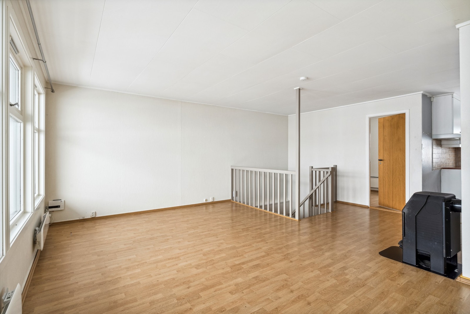 Tilgang til soverom fra stue, og åpen løsning mot kjøkken. Galleribilde