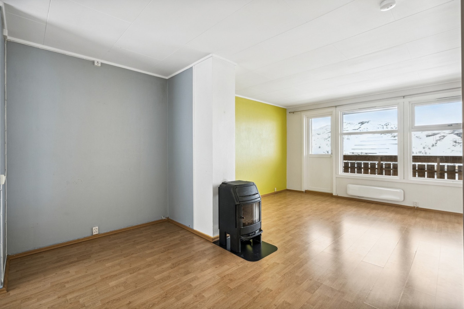 Stua har elektriske panelovner og vedfyrt ovn som oppvarmingsmuligheter. Galleribilde