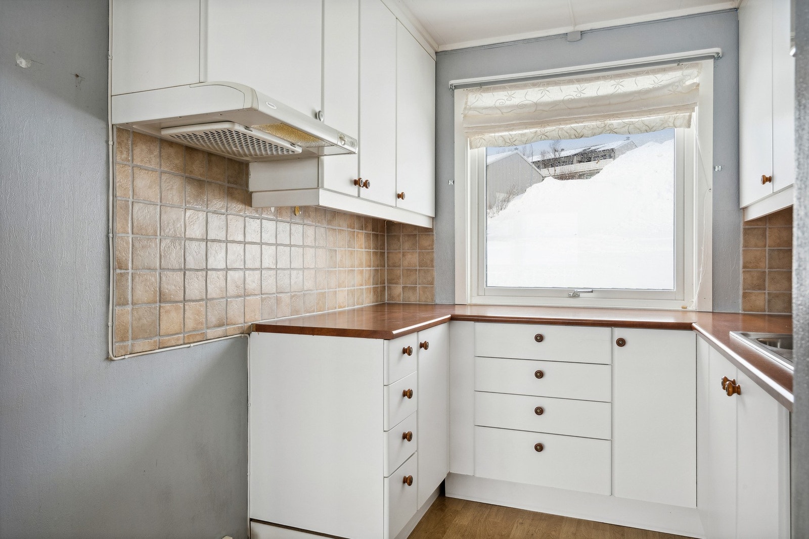 Stort vindu som gir rikelig med naturlig lys. Galleribilde