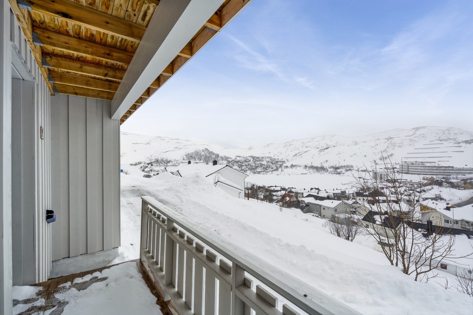 Inngangsparti med en liten terrasse under tak. Utsikt over Storvannet. Galleribilde