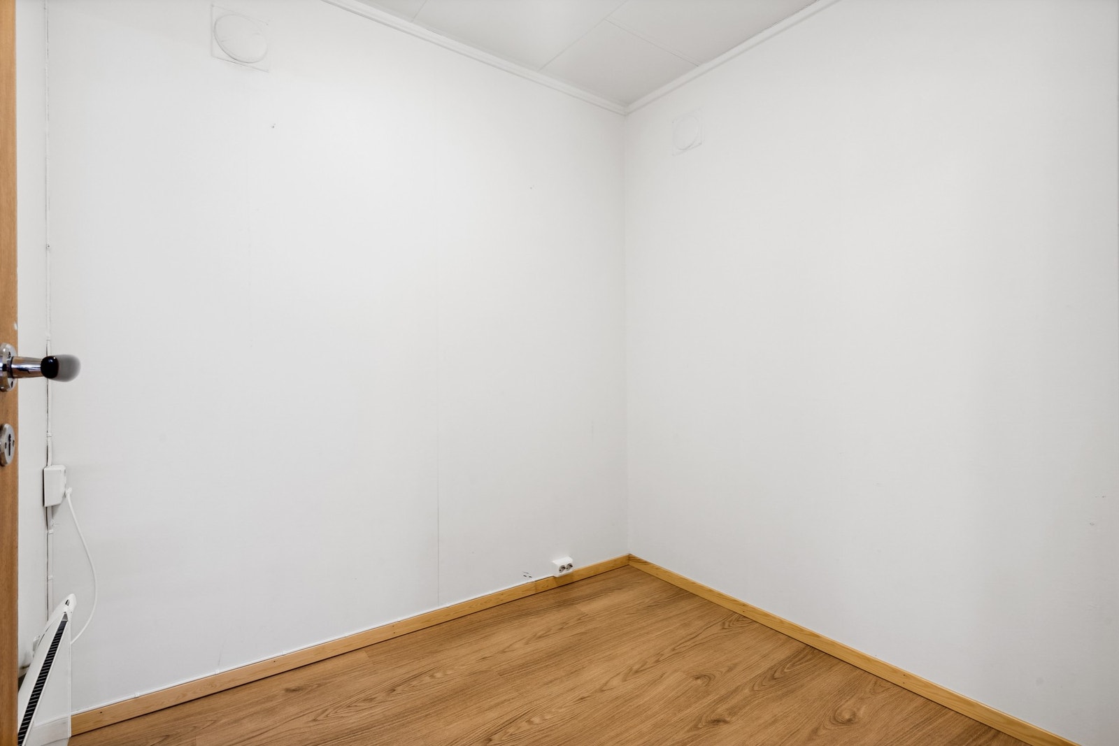Rom i 1.etasje som lett kan utnyttes som hjemmekontor. Galleribilde