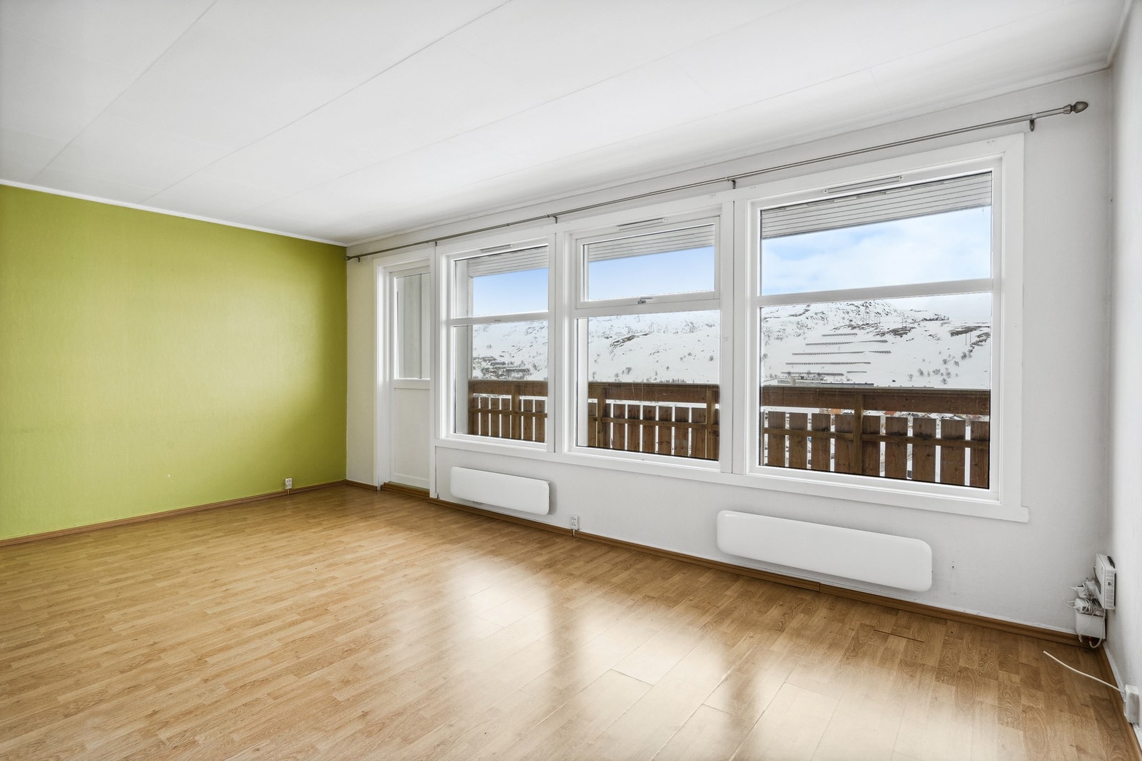 Stor og romslig stue med gode møbleringsmuligheter. Galleribilde