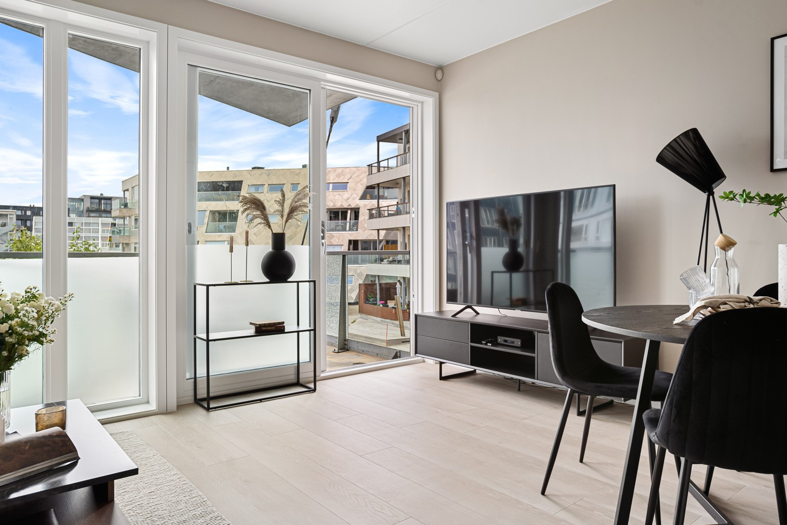 Fra stua har du utgang til veranda