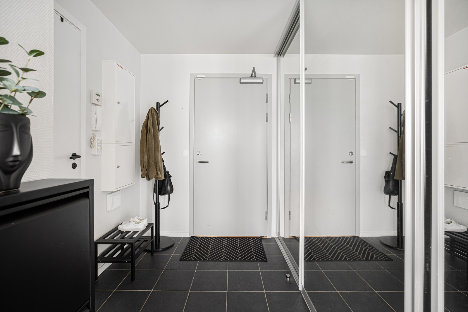God plass i gangen, fliser på gulv og gulvvarme