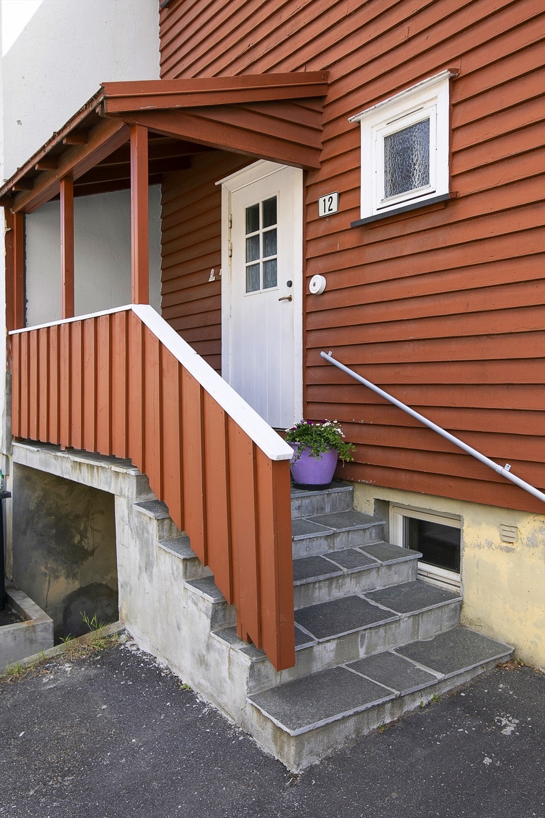 Det er felles inngangsparti med nedgang til kjeller og inngang til leilighetene. Galleribilde