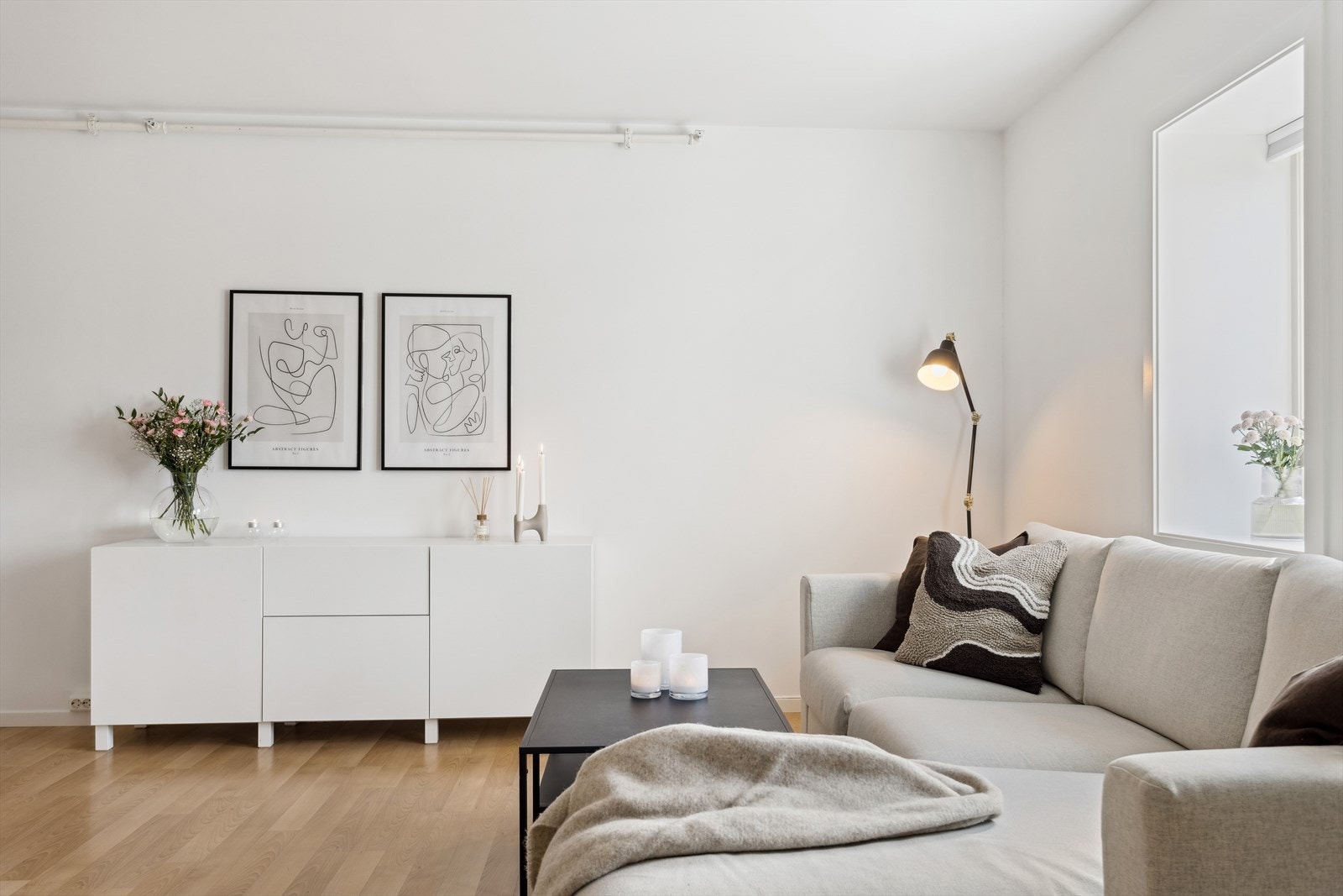 Romslig stue (20 m²) med god plass til sofa og egen spisestue. Galleribilde