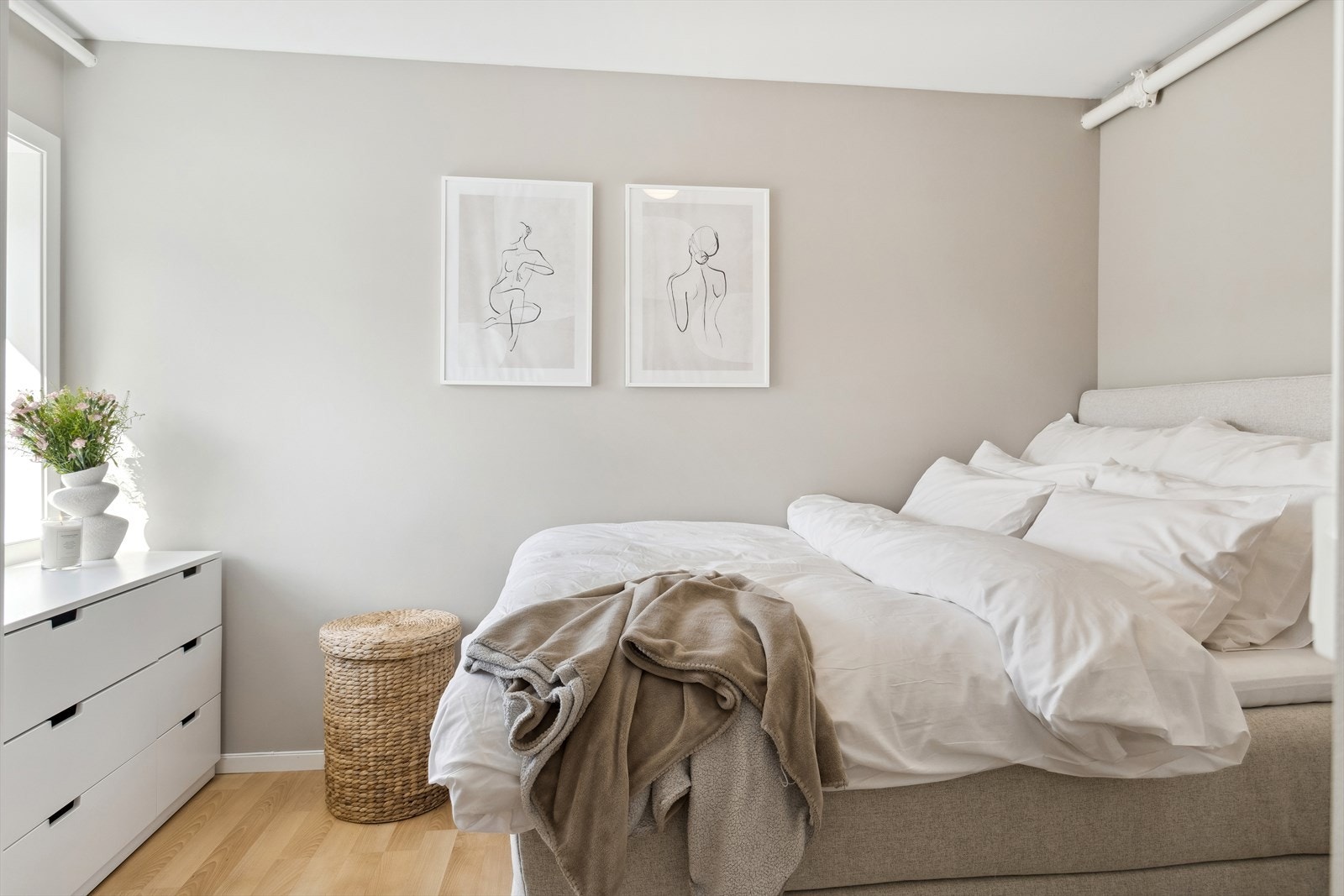 Rommet er malt i moderne og tidsriktige farger. Galleribilde
