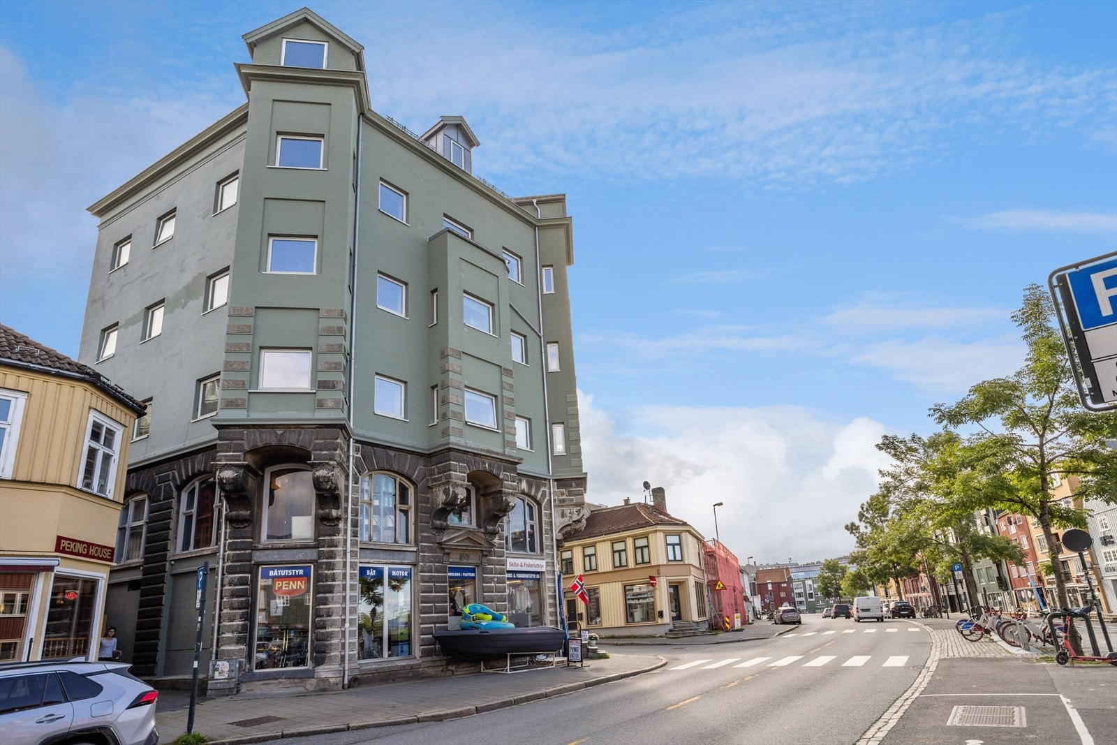 Med sin sentrale beliggenhet er det kort vei til alt av servicefasiliteter, studiesteder og rekreasjonsområder. Galleribilde