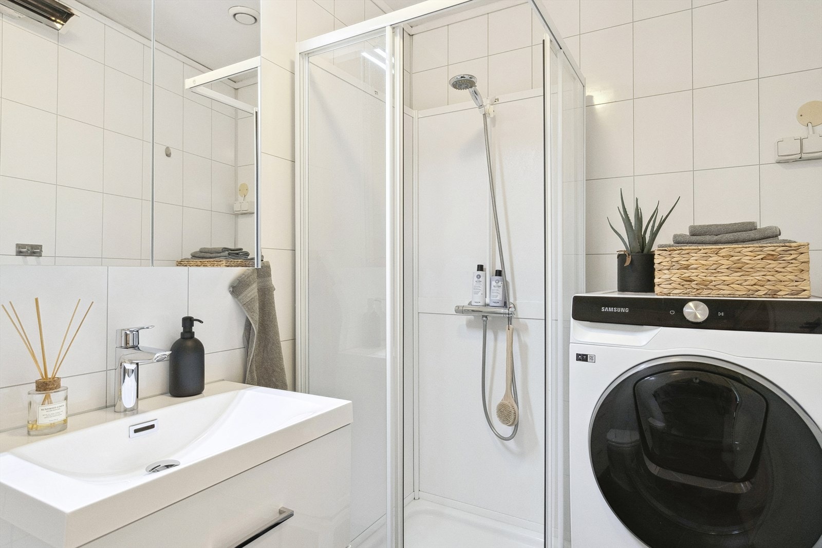 Innredet med dusjkabinett, opplegg for vaskemaskin og ny servant med underskap og speilskap fra 2023. Galleribilde