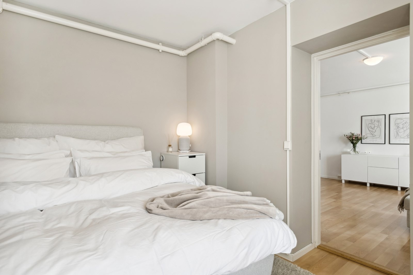 God plass til oppbevaring i garderobeskap og kommode. Galleribilde