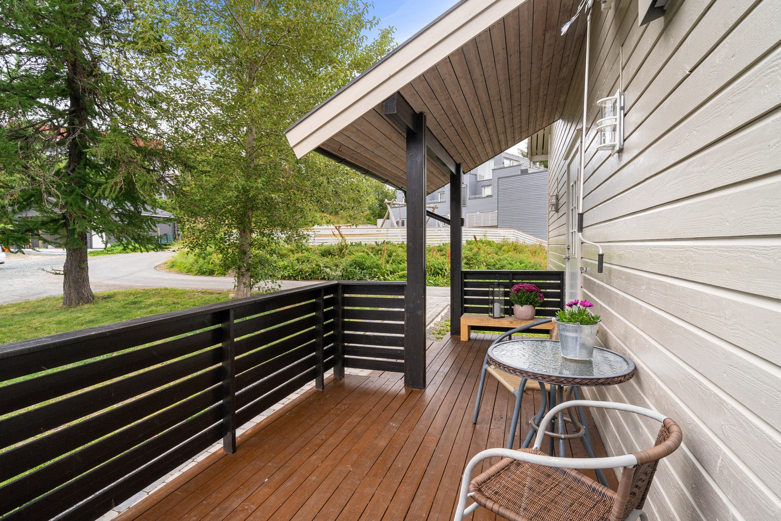 Ved inngangen har du en terrasse, her er det også ettermiddag - og kveldssol