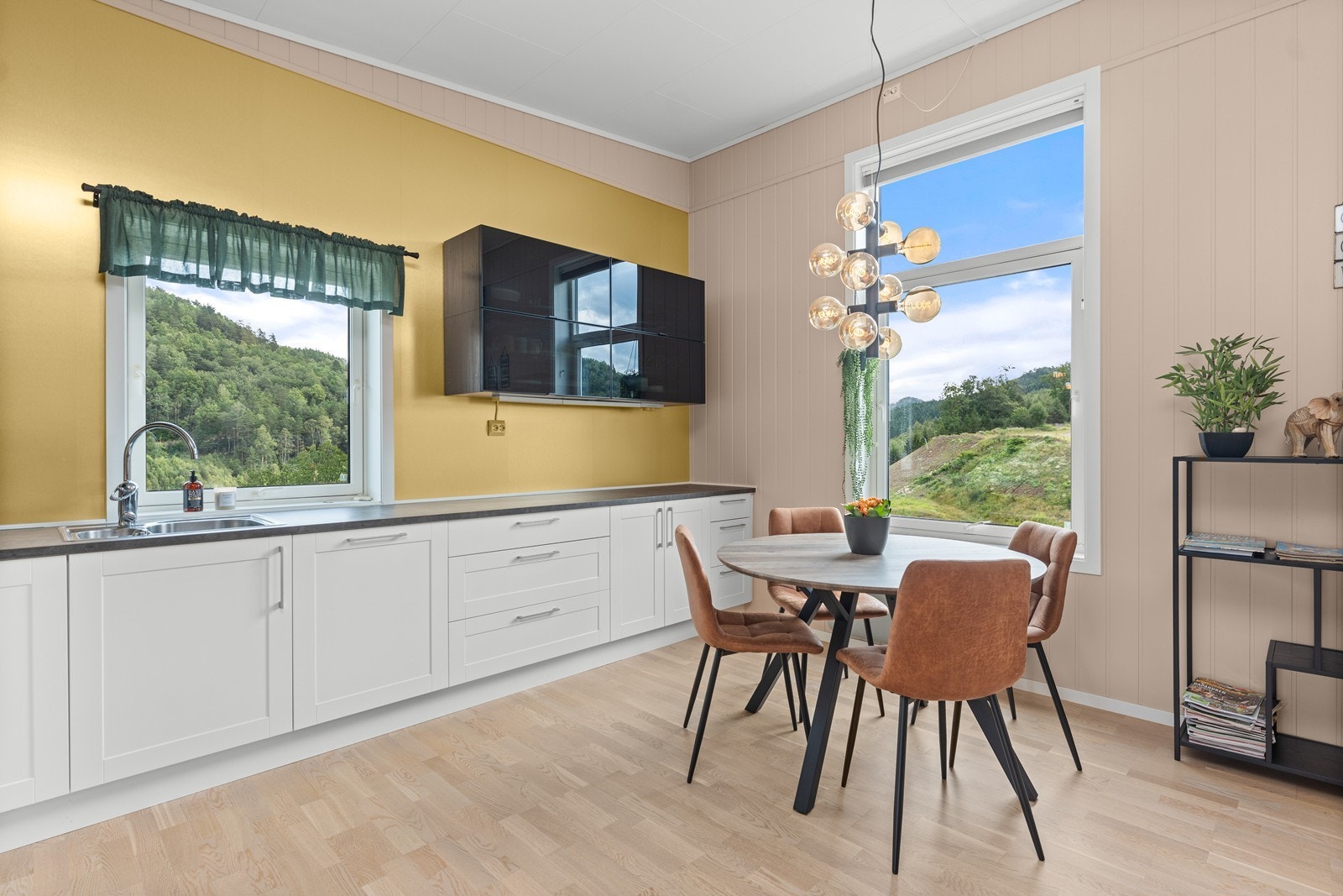 Kjøkken har god benkplass. Galleribilde