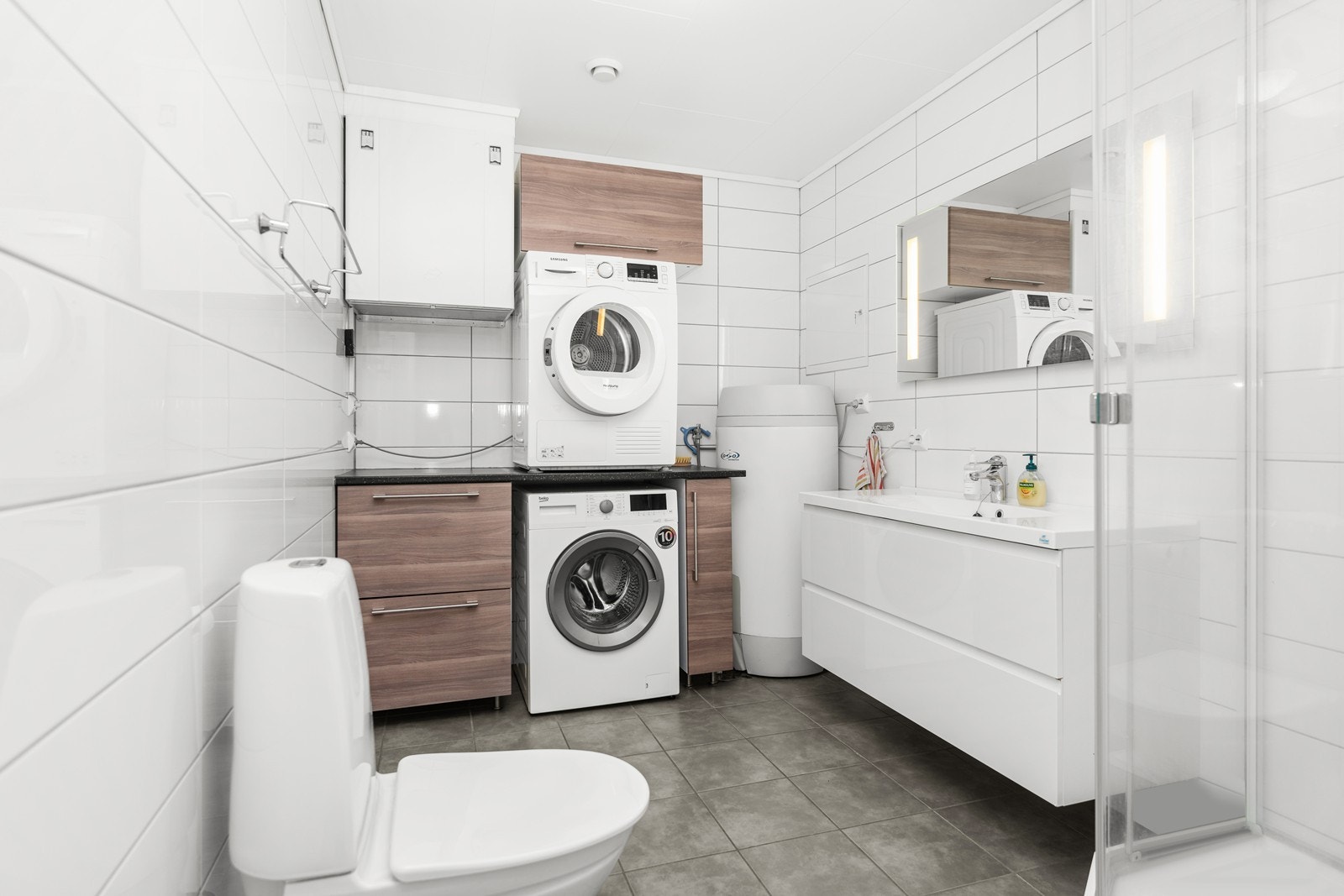 Badet har fliser på gulv med varmekabler. Mulighet for å sette opp skyvedører som skjuler varmtvannsbereder, ventilasjon og vaskemaskin ++. Galleribilde