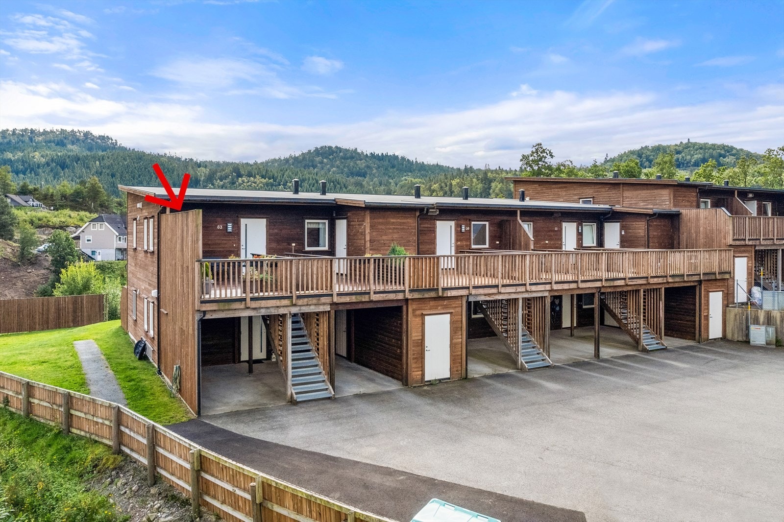 På baksiden har man stor terrasse hvor man kan nyte ettermiddagssolen samt carport under terrassen. Galleribilde