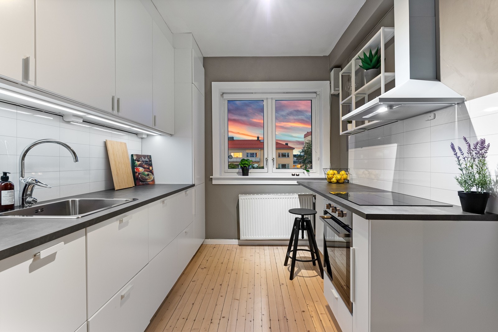 Moderne og innholdsrikt kjøkken fra 2022 med integrerte hvitevarer. Galleribilde