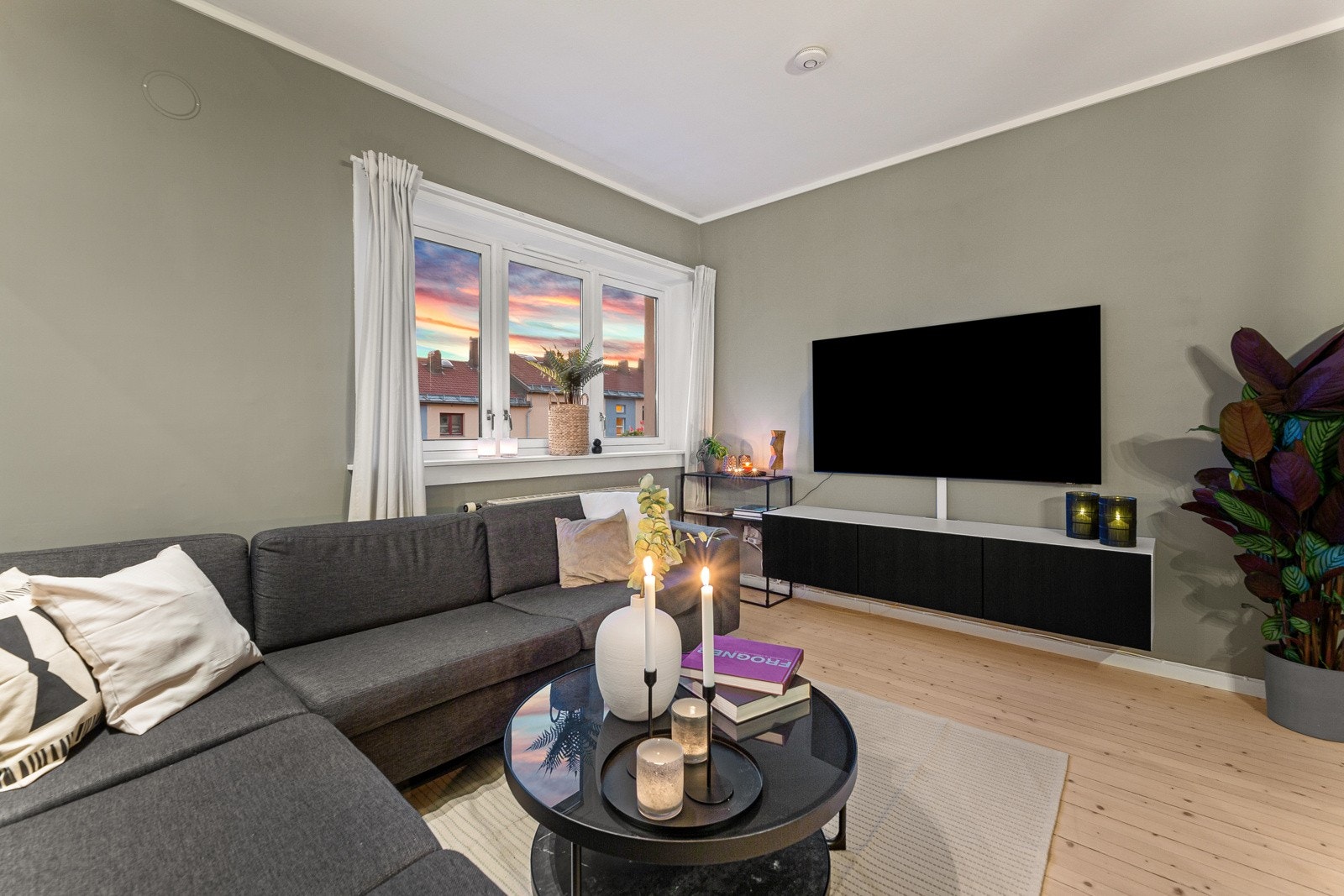 Stor og luftig stue med god plass til generøst møblement i flere soner. Galleribilde