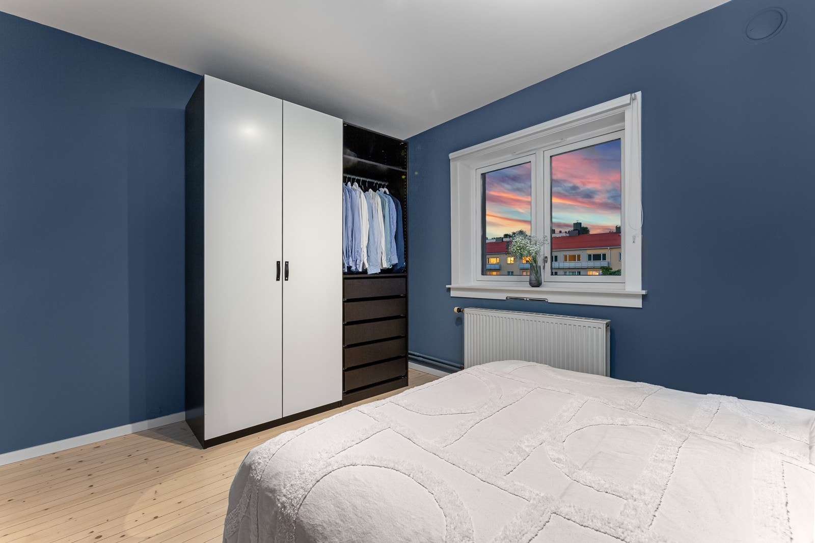 Godt med lagringsplass i garderobeskap samt i praktisk kott. Galleribilde