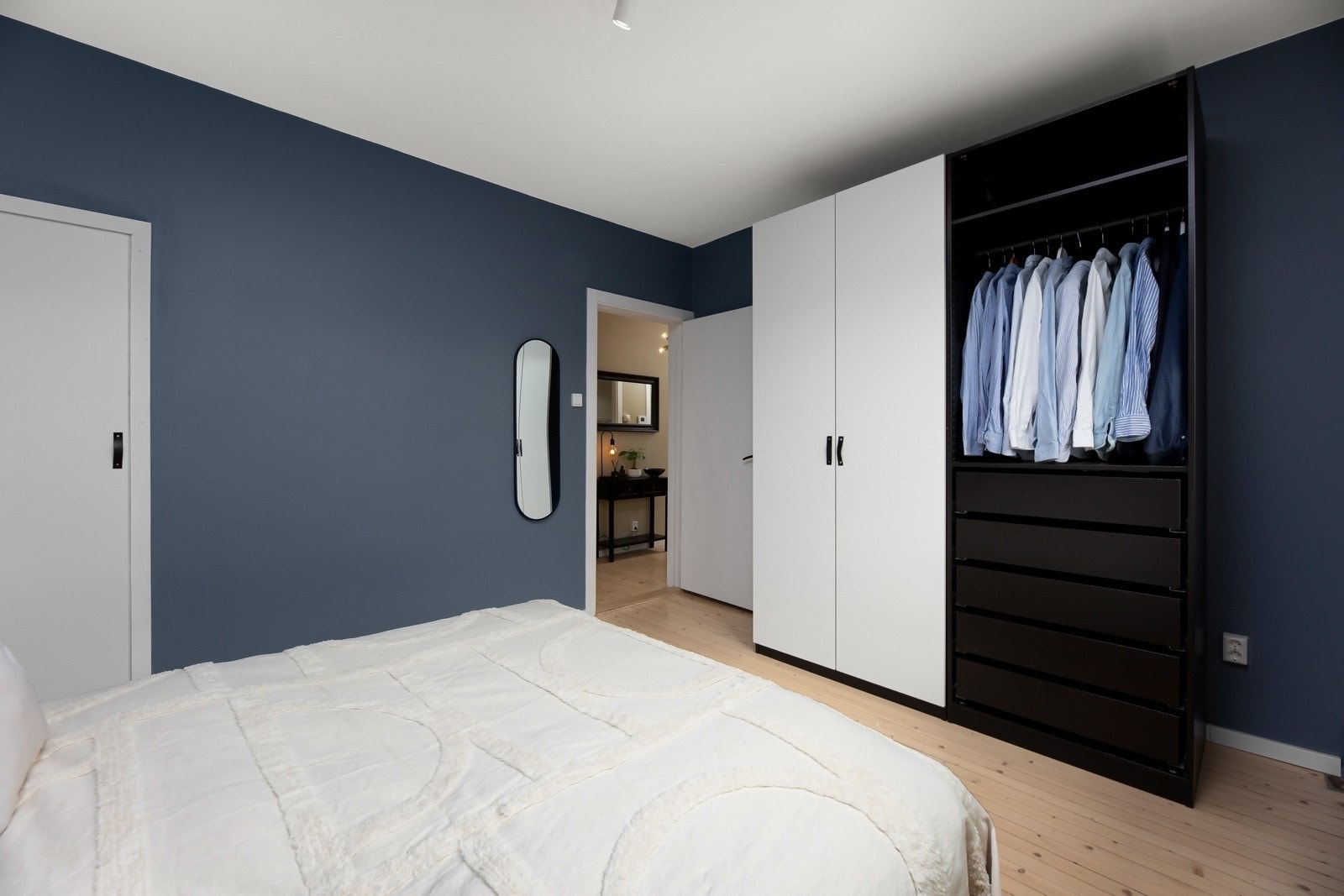 Ytterligere lagringsplass finnes i tre innvendige kott samt i to disponible boder med et samlet areal på ca. 10,8 kvm. Galleribilde