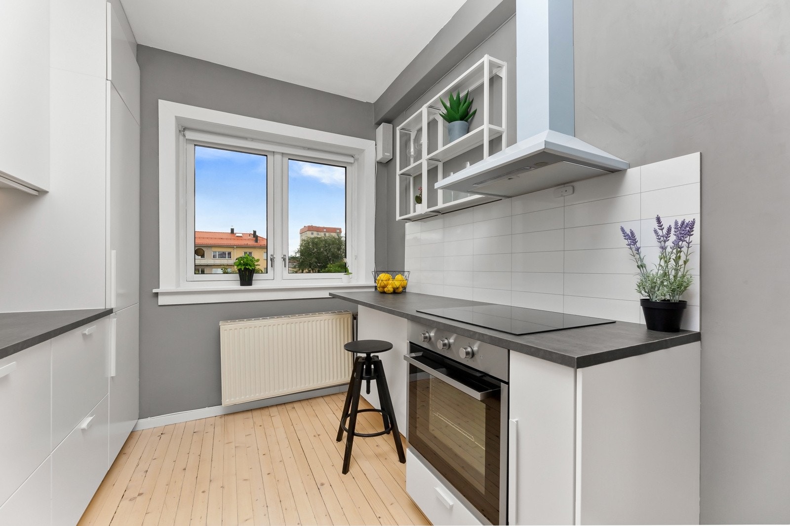 Integrerte hvitevarer som platetopp, stekeovn, oppvaskmaskin og kjøl- /fryseskap. Galleribilde