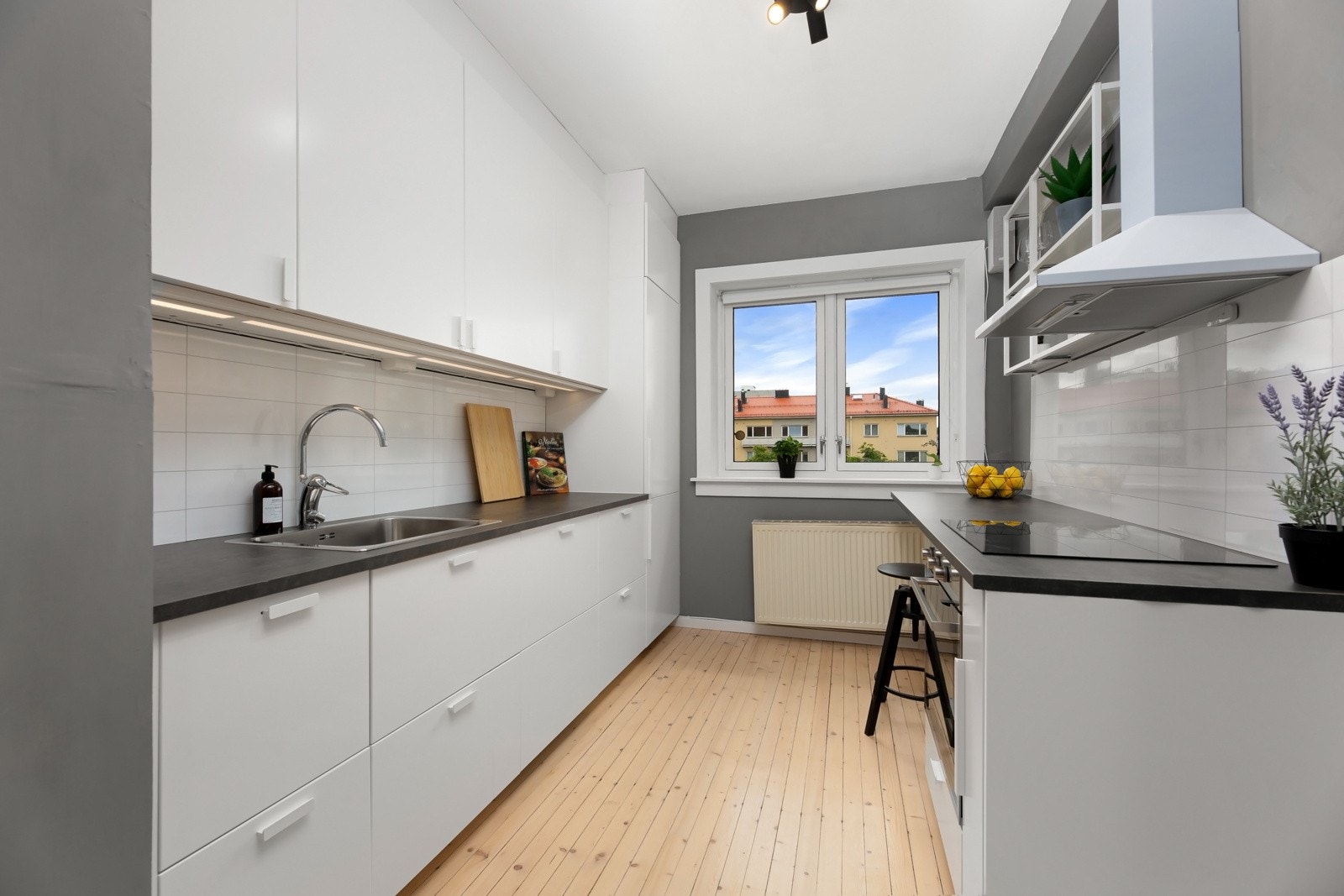 Moderne og innholdsrikt kjøkken fra 2022 med integrerte hvitevarer. Galleribilde