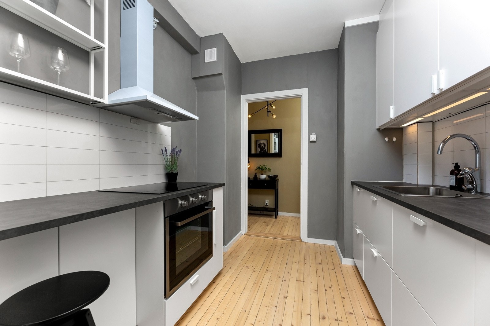 Rikelig med lagringsplass i romslige skap- og skuffeseksjoner og benkeplate i laminat med nedfelt kum i stål. Galleribilde