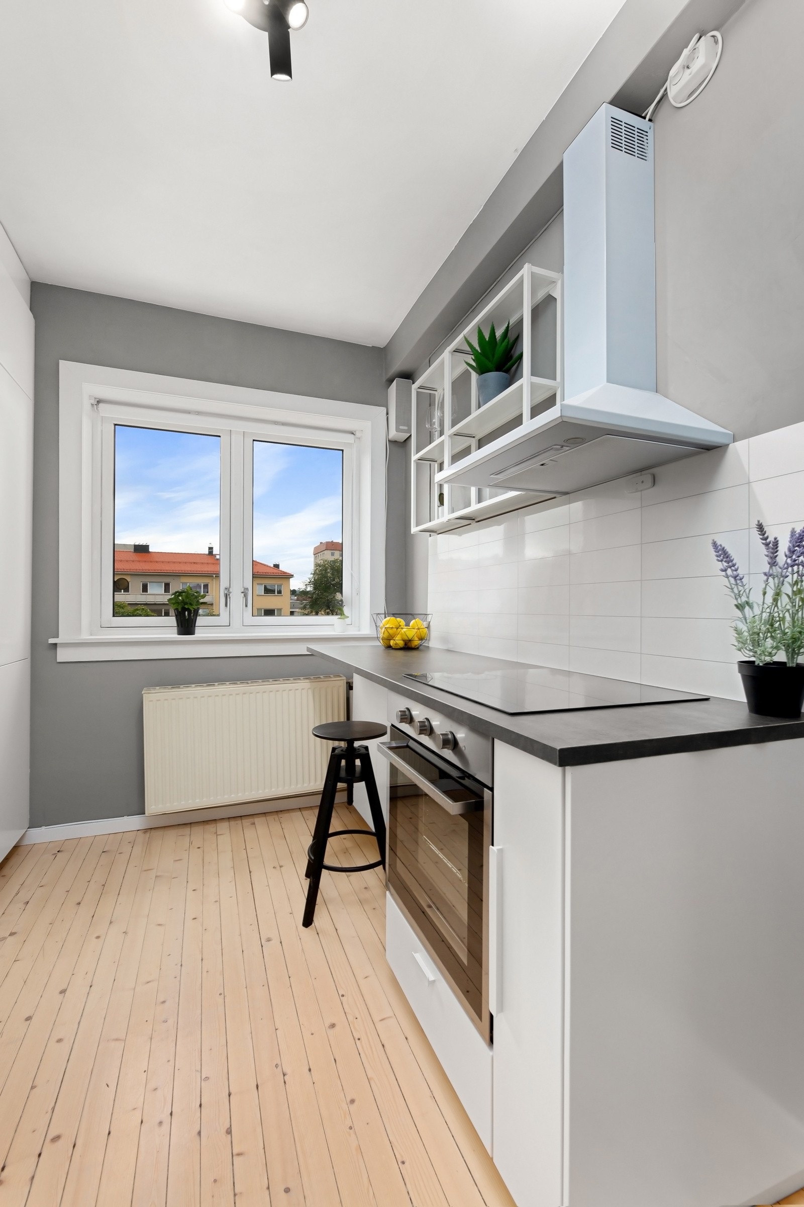 Gulvbordene ble slipt og lakkert/oljet i 2021 - utført av fagfolk. Galleribilde