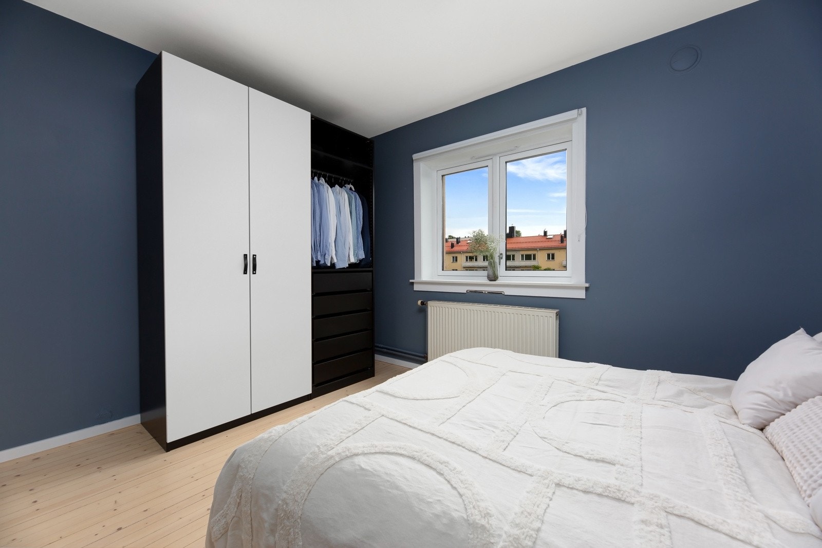 Godt med lagringsplass i garderobeskap og soverommet har svært begrenset med innsyn. Galleribilde