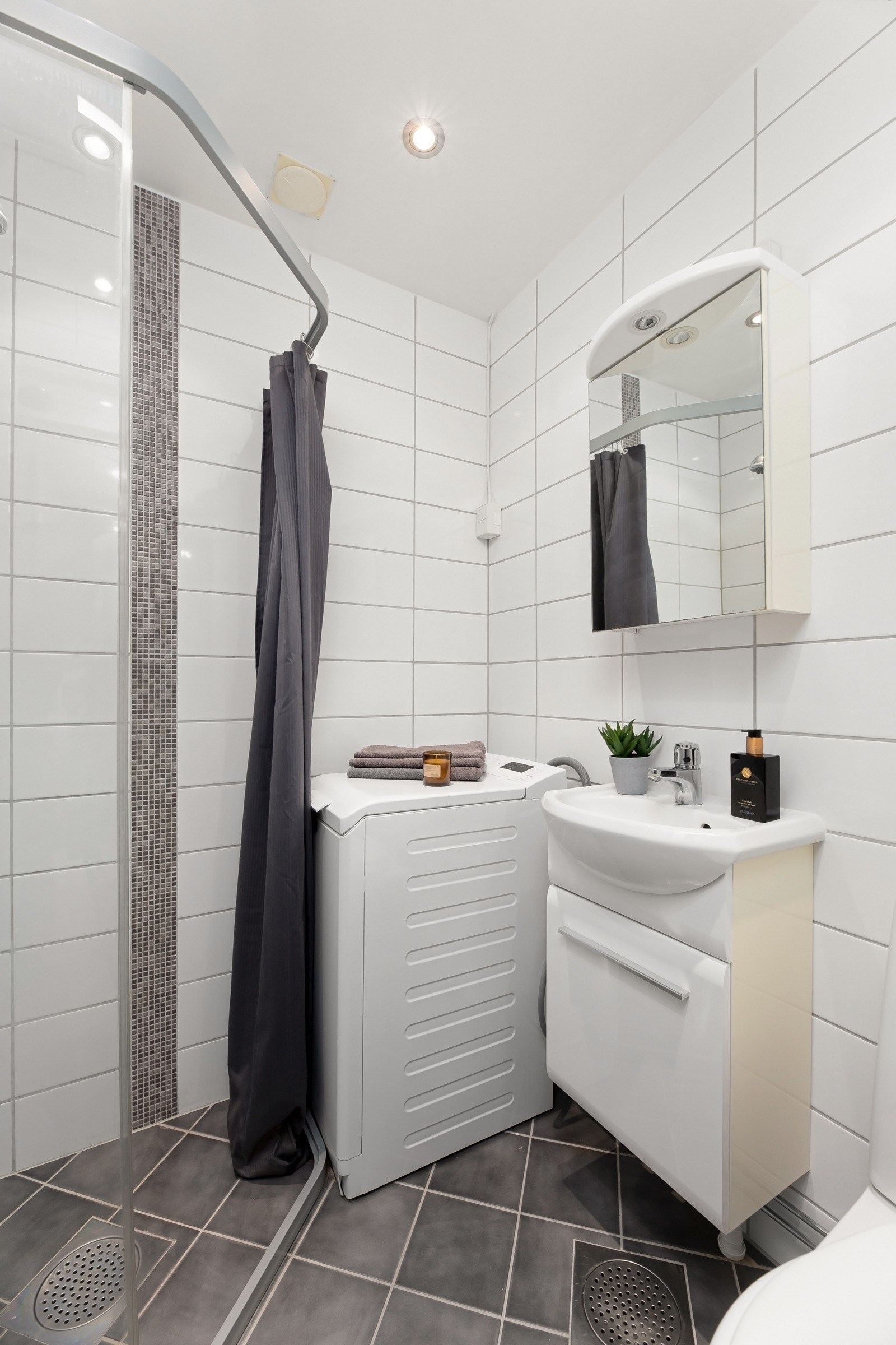 Opplegg for vaskemaskin i hjørnet. Galleribilde