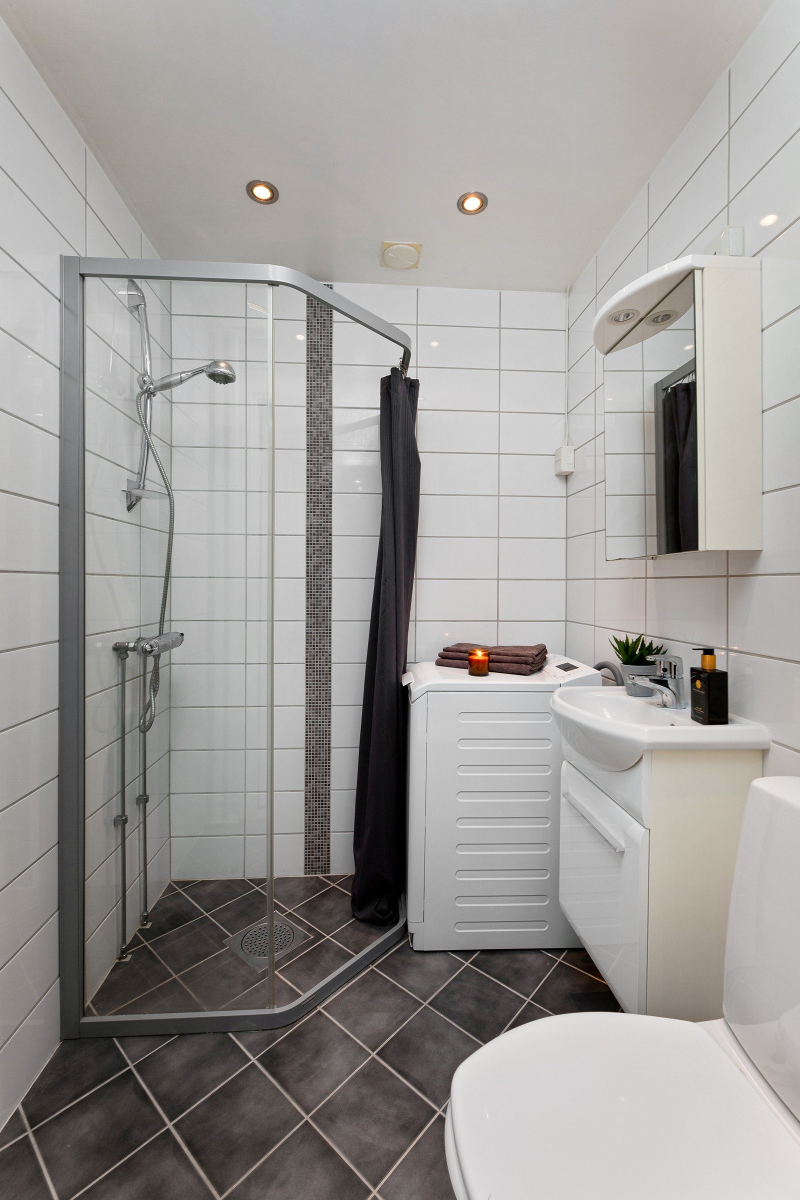 Tidløst baderom fra 2009 - renovert i regi av borettslaget i følge tidligere salgsoppgave. Galleribilde