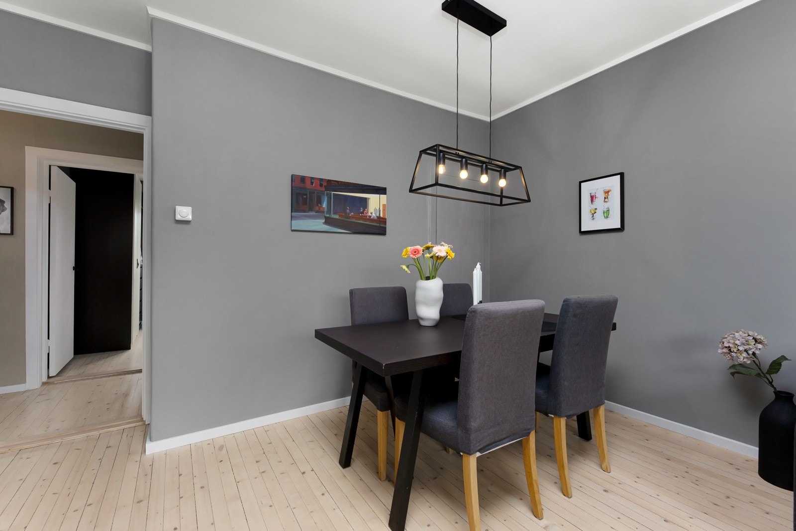 I bakkant av spisebordet er det et praktisk kott for ekstra lagringsplass. Galleribilde