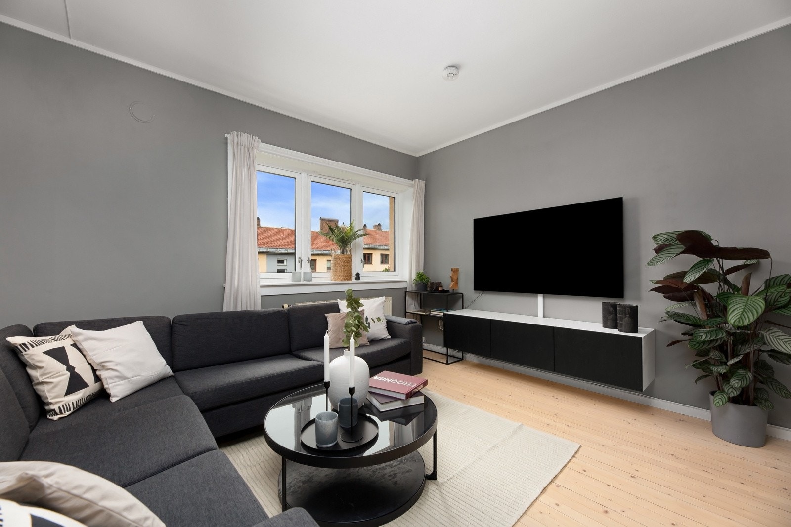 Store vindusflater sørger for rikelig med naturlig lysinnslipp og gulvbordene ble i regi av dagens eier slipt og lakkert/oljet i 2021. Galleribilde