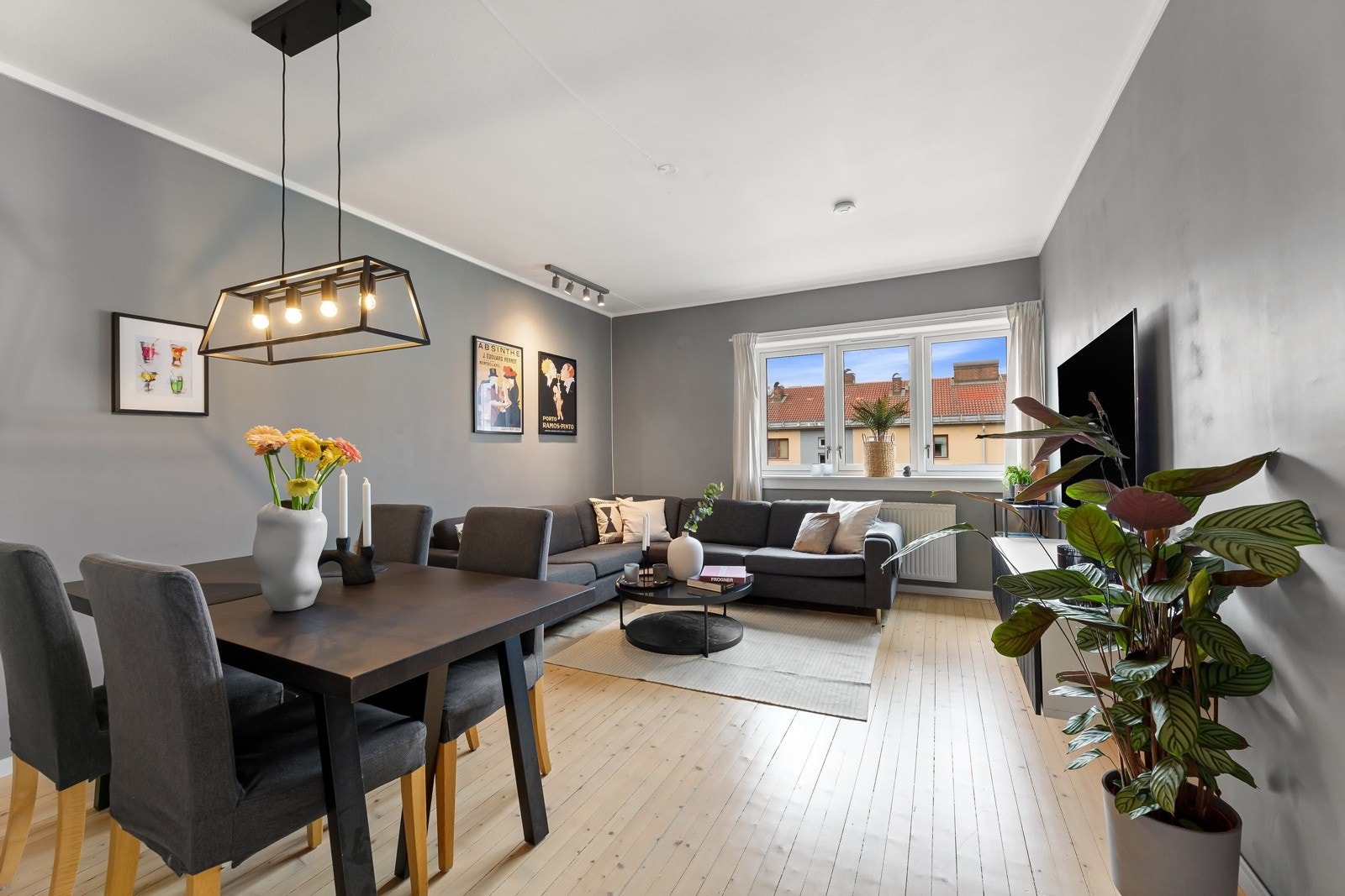 Stuen er av usedvanlig god størrelse og har fin plass til generøs møblering i flere soner. Galleribilde