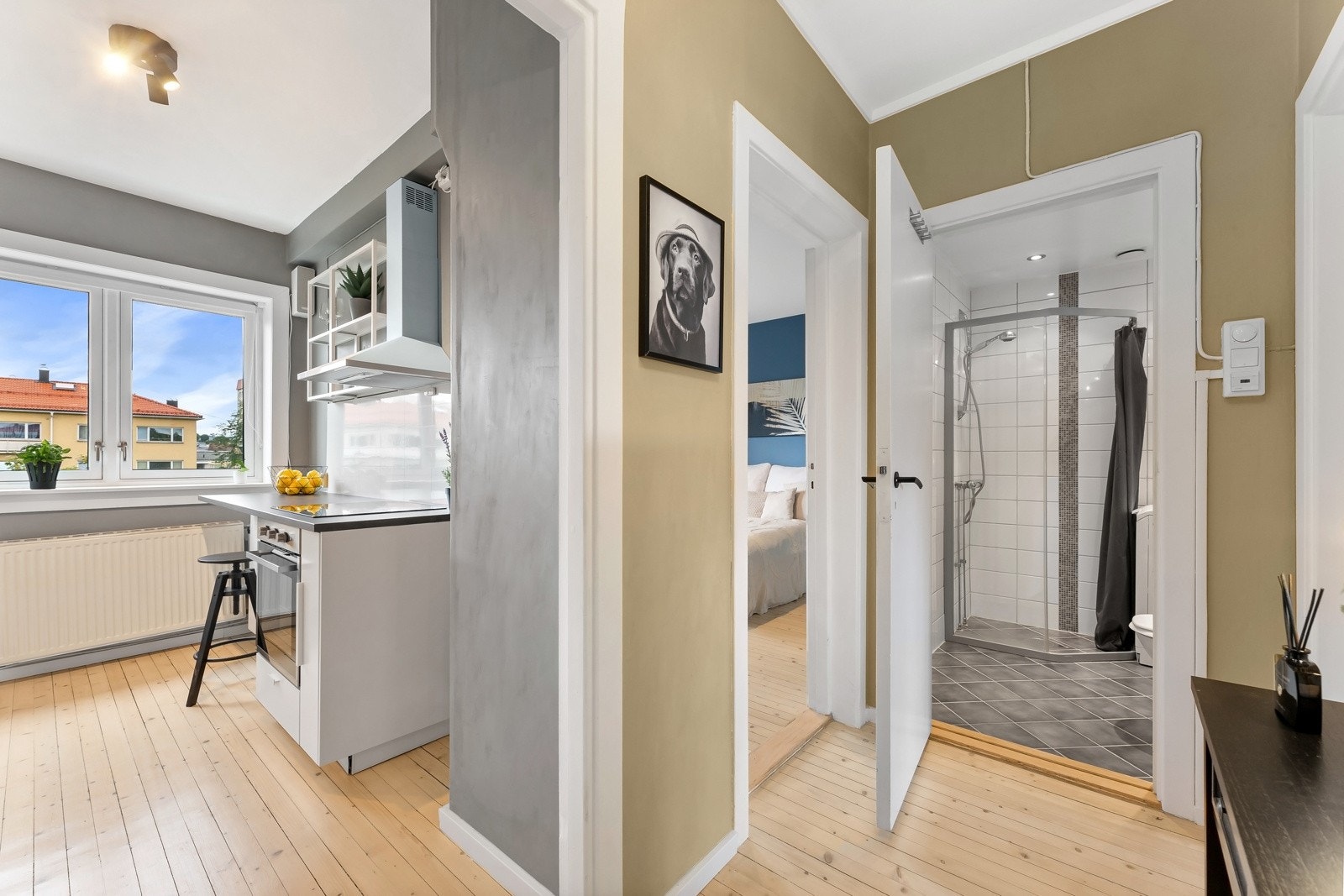 Leiligheten har blitt oppgradert i perioden 2021/2022, med bl.a. slipt og lakkert/oljet gulvbord, malte overflater og nytt kjøkken. Galleribilde