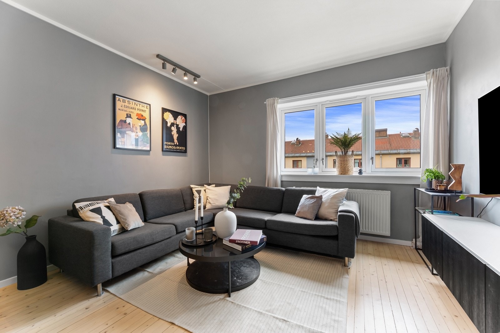 Varmtvann, oppvarming og bredbånd (fiber) opptil 1000 MB er inkludert i felleskostnadene. Galleribilde