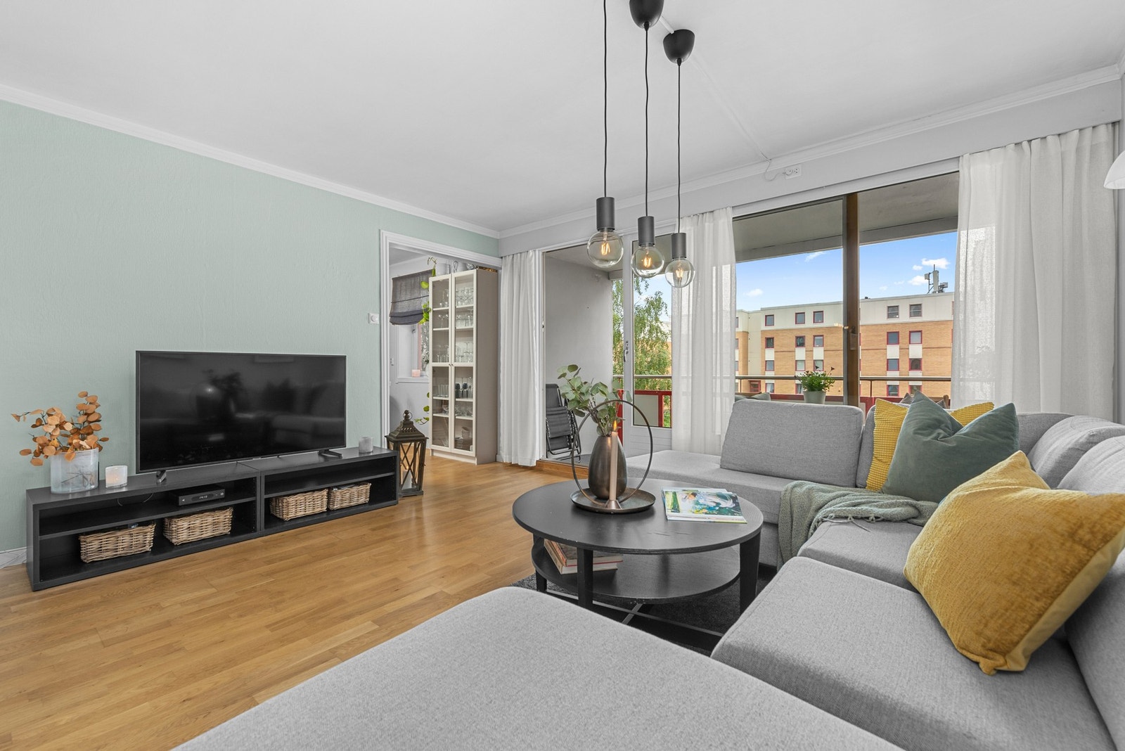 Stor stue med god plass til sofa og spisebord Galleribilde