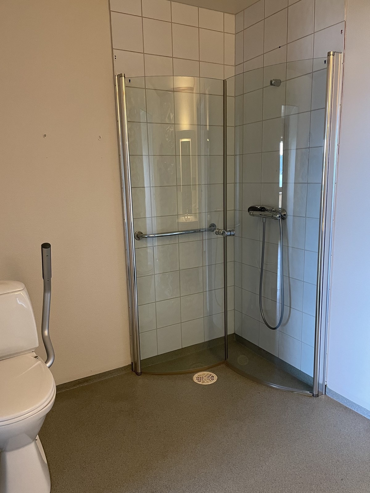 Badet har en god størrelse og inneholder, dusjhjørne, servant, WC, belysning og opplegg for vaskemaskin Galleribilde