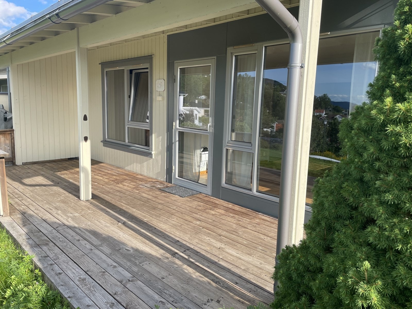 Hyggelig og solrik terrasse tilhørende leiligheten Galleribilde