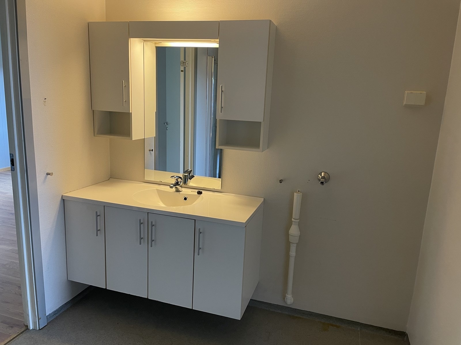 Baderom med opplegg for vaskemaskin Galleribilde