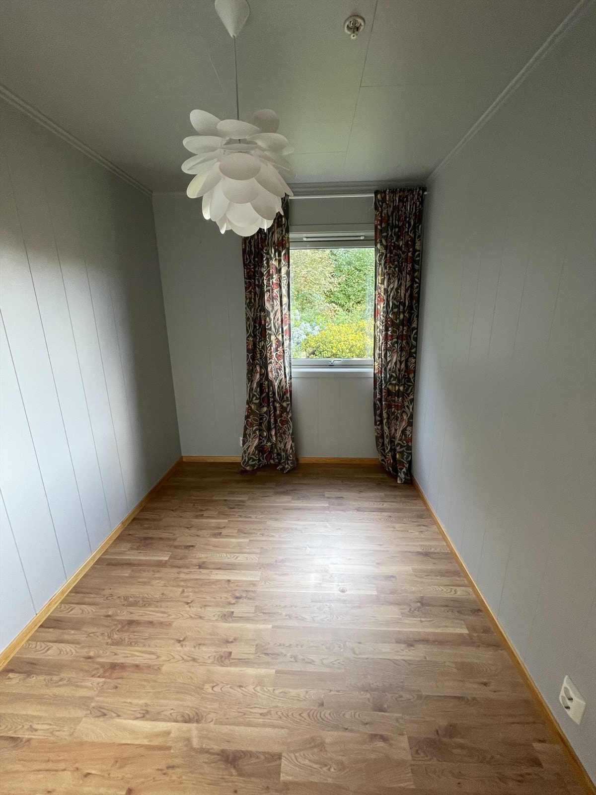 Soverom 2 med plass til seng og garderobeløsning Galleribilde