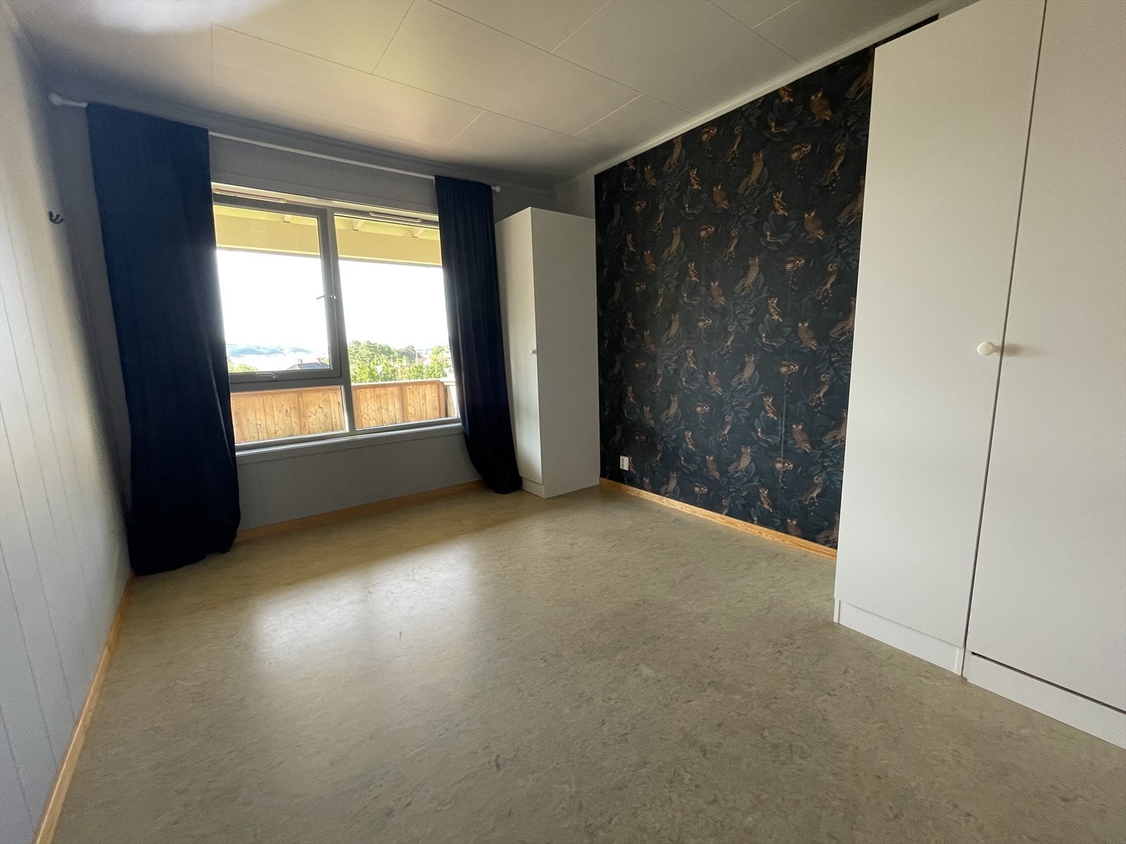 Stort hovedsoverom med god plass for dobbeltseng Galleribilde