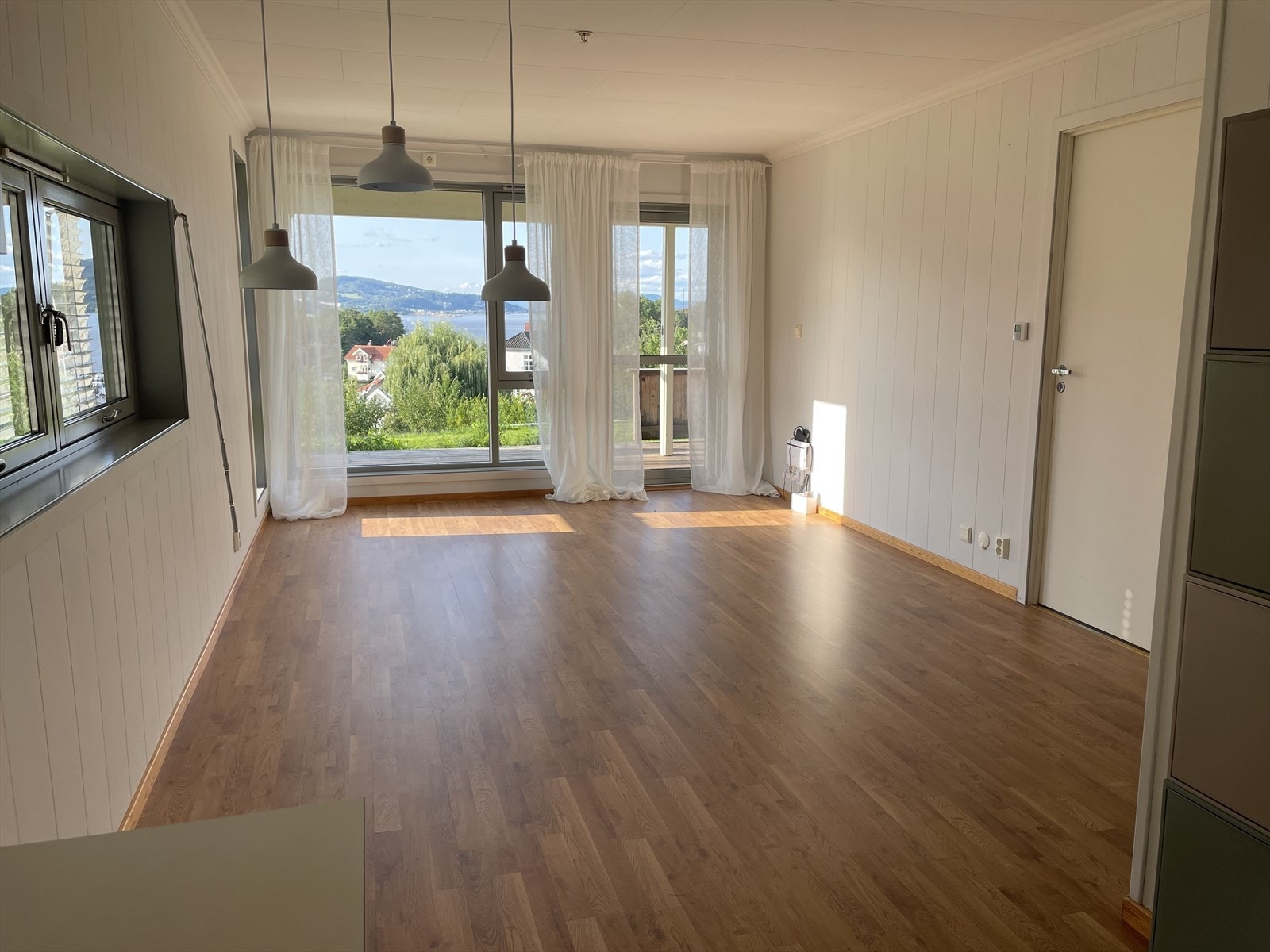 Stue med fin utforming, noe som gjør det enkelt å møblere Galleribilde