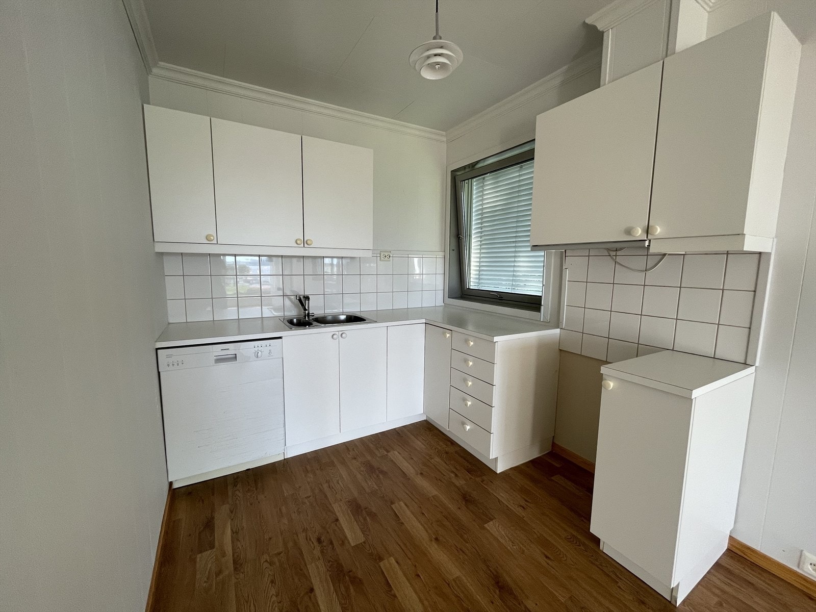 Oppvaskmaskin medfølger, samt at det er avsatt plass for ovn og kjøleskap Galleribilde