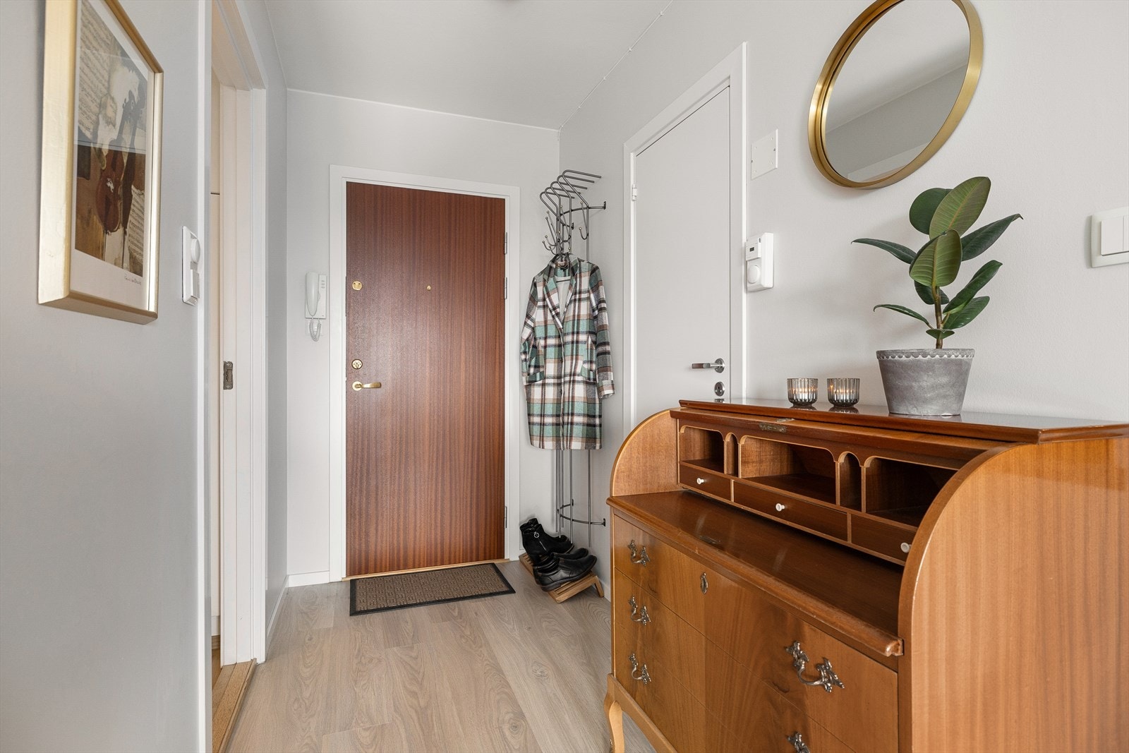 Entré med plass til å henge av seg yttertøy og sko. Galleribilde