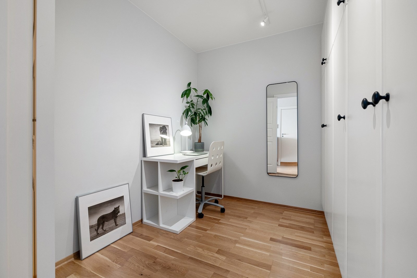Eget, praktisk garderoberom Galleribilde