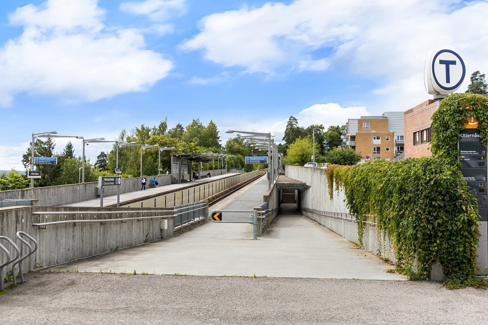 Fra boligen er det umiddelbar nærhet til t-bane. Galleribilde