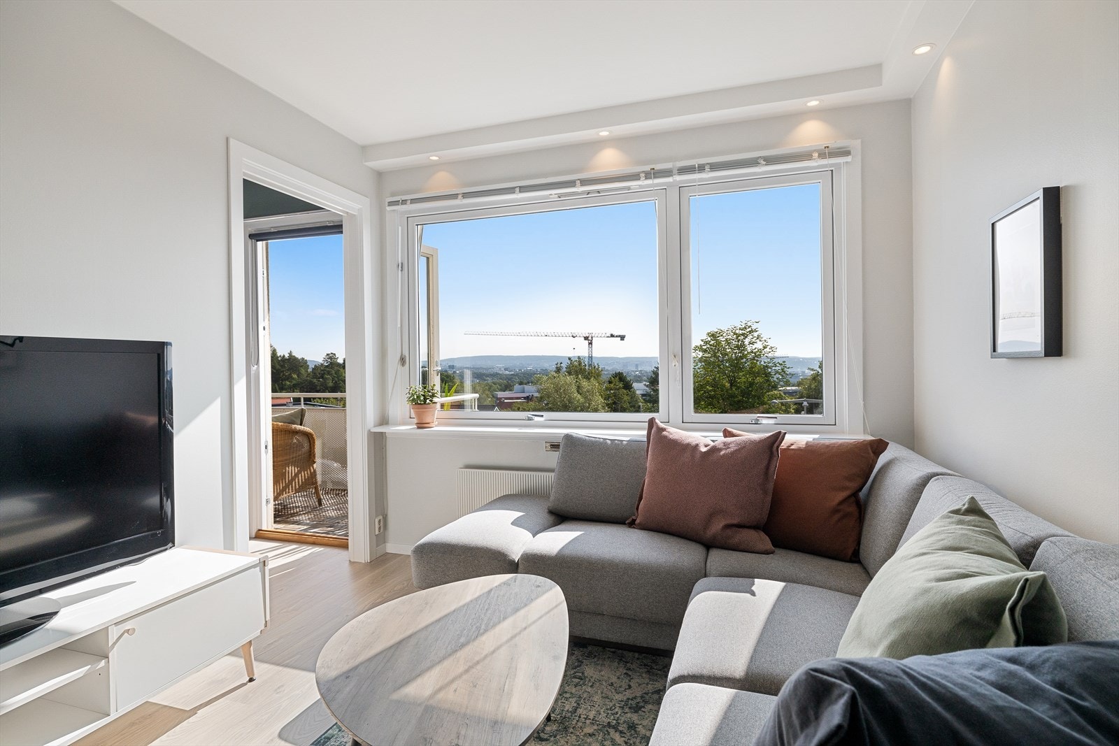 Her kan nevnes; nytt, lekkert bad, tidsriktig laminat og downlights i himling. Galleribilde