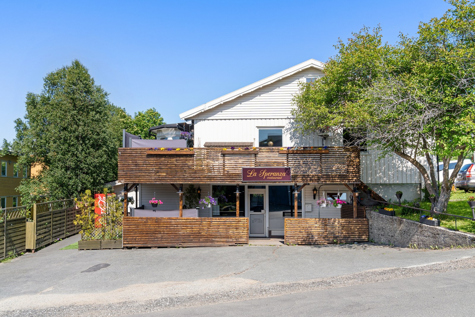 Kort vei til restaurant, dagligvare, skole og barnehage, UNN/UiT, Jekta og svært gode bussforbindelser!