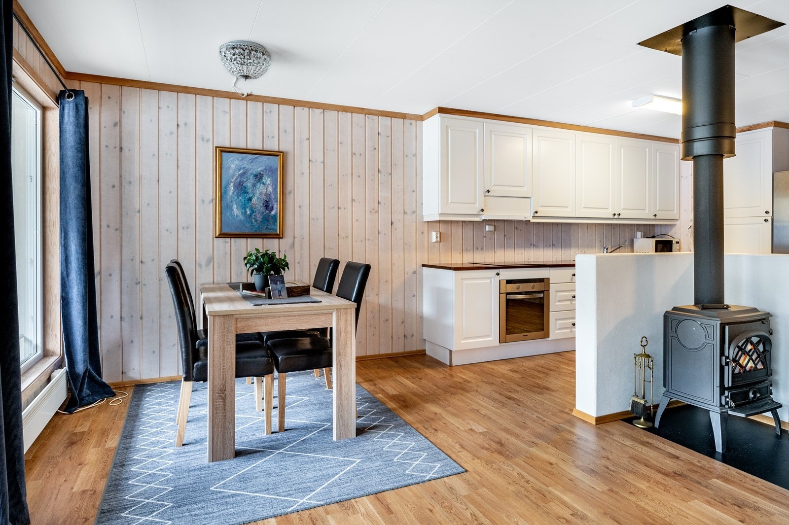 Plass til spisebord og salong.. Galleribilde